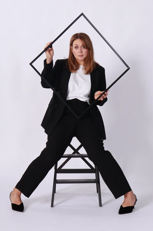 Pose: Follow easy mood boards and lookbooks for effortless perfect poses.